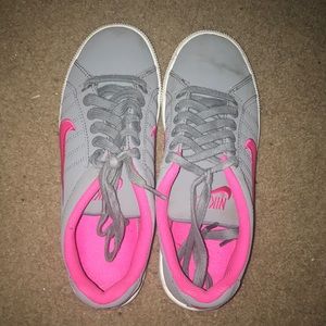 Nike sneakers size 7 but fit more like a 7.5